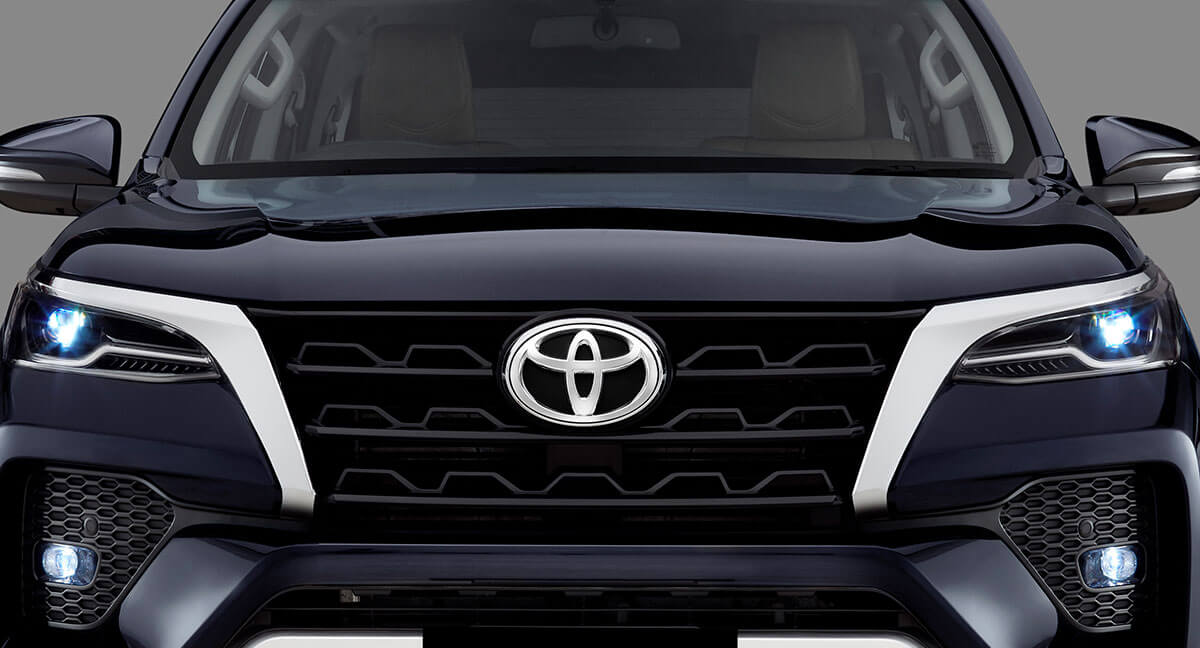 Toyota Fortuner Trapezoid Grille with Chrome Highlights